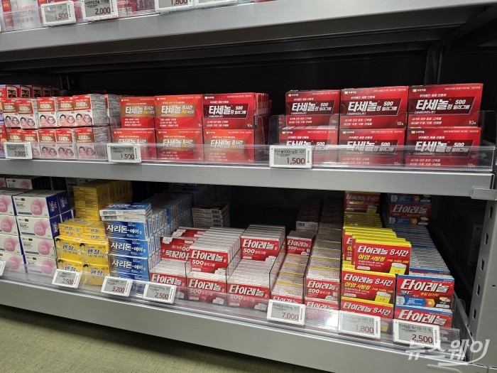 '메가팩토리약국' 금천점 매대. 사진=이병현 기자