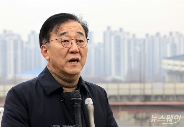 김윤덕 국토교통부 장관이 4일 오후 서울 강남구 위치한 빌딩에서 1·29 대책 주택사업(서울의료원 남측 부지)을 살펴본 뒤 취재진의 질문을 답변하고 있다. 사진=강민석 기자 kms@newsway.co.kr