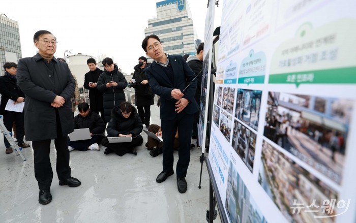 김윤덕 국토교통부 장관이 4일 오후 서울 강남구에 위치한 빌딩에서 1·29 대책 주택사업(서울의료원 남측 부지) 관련 설명을 관계자로부터 듣고 있다. 사진=강민석 기자 kms@newsway.co.kr