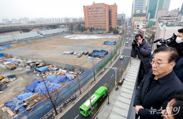 김윤덕 국토교통부 장관이 4일 오후 서울 강남구 위치한 빌딩에서 1·29 대책 주택사업(서울의료원 남측 부지)을 살펴보고 있다. 사진=강민석 기자 kms@newsway.co.kr