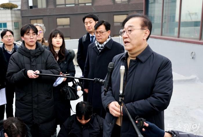 김윤덕 국토교통부 장관이 4일 오후 서울 강남구 위치한 빌딩에서 1·29 대책 주택사업(서울의료원 남측 부지)을 살펴본 뒤 취재진의 질문을 답변하고 있다. 사진=강민석 기자 kms@newsway.co.kr