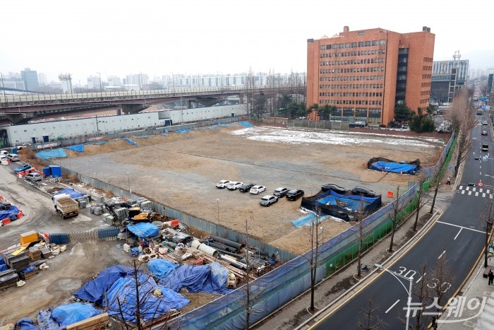 정부의 1·29 대책 주택사업(서울의료원 남측 부지) 현장이 4일 오후 서울 강남구 위치한 빌딩에서 보이고 있다. 사진=강민석 기자 kms@newsway.co.kr