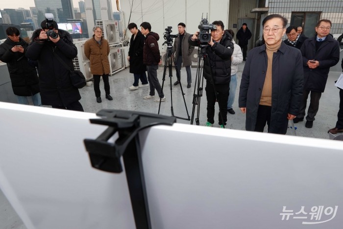 김윤덕 국토교통부 장관이 4일 오후 서울 강남구에 위치한 빌딩에서 1·29 대책 주택사업(서울의료원 남측 부지) 관련 설명을 관계자로부터 듣고 있다. 사진=강민석 기자 kms@newsway.co.kr