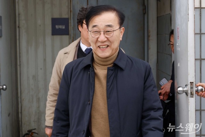 김윤덕 국토교통부 장관이 4일 오후 서울 강남구 위치한 빌딩에서 1·29 대책 주택사업(서울의료원 남측 부지) 관련을 살펴보기 위해 들어서고 있다. 사진=강민석 기자 kms@newsway.co.kr