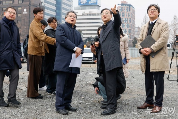 김윤덕 국토교통부 장관이 4일 오후 서울 강남구 1·29 대책 주택사업지인 서울의료원 남측 부지를 찾아 현장을 살펴보고 있다. 사진=강민석 기자 kms@newsway.co.kr