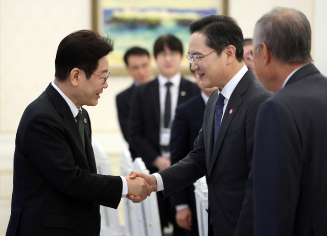 10대 그룹 총수 靑 회동···李 대통령과 '300조원 지방 투자' 약속했다