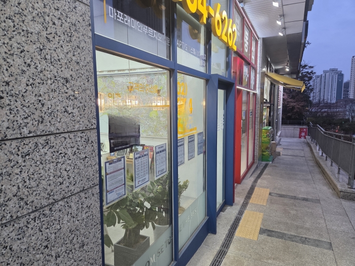 마포구 아현동 마포래미안푸르지오 아파트 단지 내 중개업소. 다주택자 양도세 중과 발표 후 다주택자들이 매도보다는 증여를 선택하는 사례가 늘고 있다는 게 현지 부동산 관계자들의 전언이다. 사진=뉴스웨이 김성배 기자