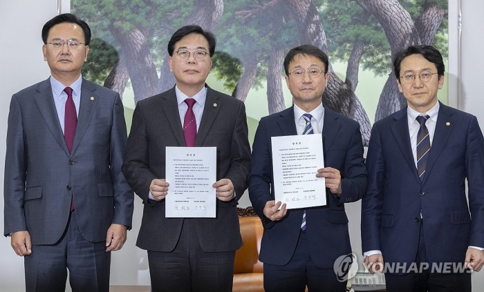 4일 국회에서 여야 원내지도부는가 협상 끝에 대미투자특별법 특위 구성에 합의해 합의문에 서명한 뒤 공개하고 있다. (왼쪽부터) 국민의힘 유상범 원내운영수석부대표, 송언석 원내대표, 더불어민주당 한병도 원내대표, 천준호 원내운영수석부대표. (사진=연합뉴스)