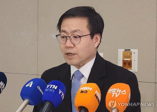 트럼프 대통령의 관세 인상 위협에 대응하기 위해 미국을 방문한 여한구 산업통상부 통상교섭본부장이 5일 인천국제공항 2터미널을 통해 귀국 후 취재진의 질문에 답하고 있다. 사진=연합뉴스