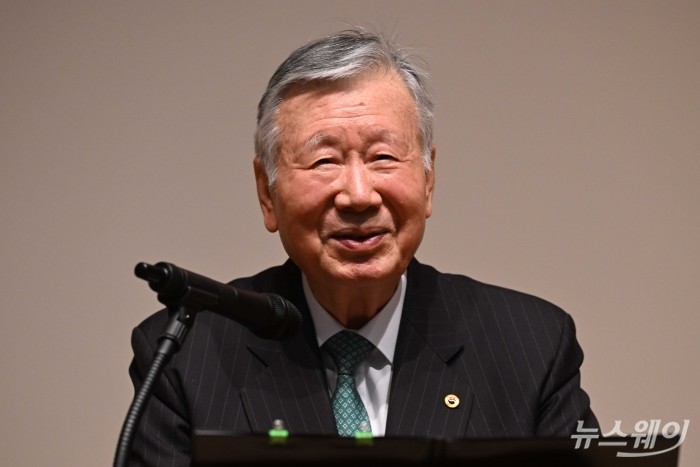 이중근 부영그룹 회장이 5일 오전 서울 중구 부영태평빌딩에서 열린 자사 시무식(출산장려지원 및 19단 경연대회)에서 신년사를 하고 있다. 사진=강민석 기자 kms@newsway.co.kr