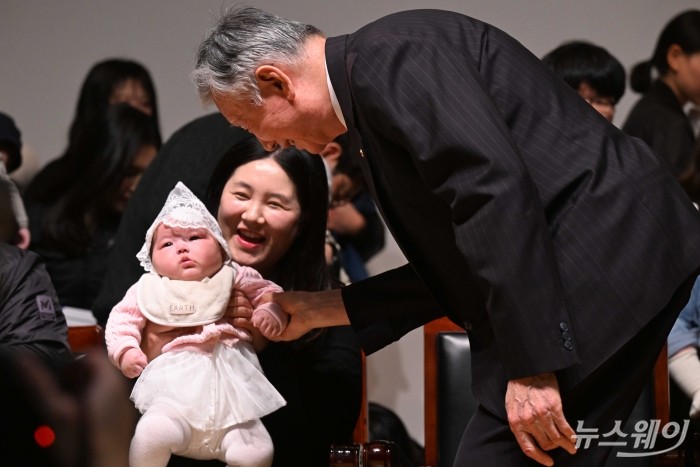 이중근 부영그룹 회장이 5일 오전 서울 중구 부영태평빌딩에서 열린 자사 시무식(출산장려지원 및 19단 경연대회)에서 기념촬영을 마친 뒤, 출산장려금을 수상한 가족의 자녀를 바라보며 미소를 머금고 인사하고 있다. 사진=강민석 기자 kms@newsway.co.kr