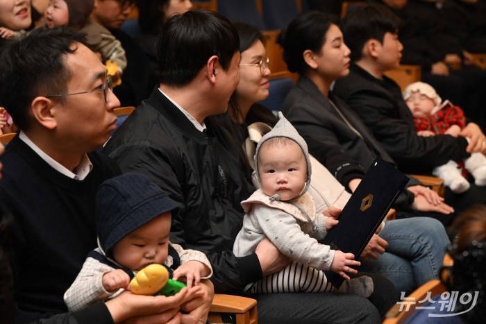 부영그룹의 직원의 자녀가 5일 오전 서울 중구 부영태평빌딩에서 열린 자사 시무식(출산장려지원 및 19단 경연대회)에 참석해 출산장려금 지급증서를 들고 있다. 사진=강민석 기자 kms@newsway.co.kr
