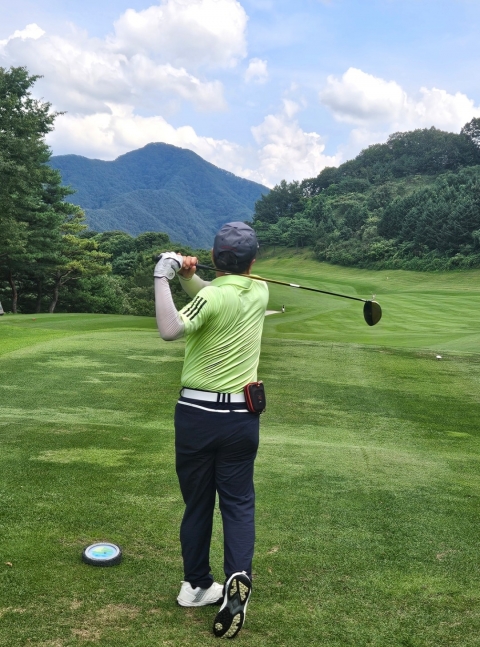 타이거 우즈도 첫 티샷 헛방 날렸다