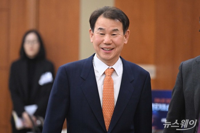 정은보 한국거래소 이사장이 5일 오후 서울 여의도 한국거래소에서 열린 신년 기자간담회에 참석하기 위해 미소를 머금고 자리로 향하고 있다. 사진=강민석 기자 kms@newsway.co.kr