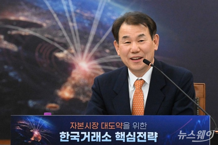 정은보 한국거래소 이사장이 5일 오후 서울 여의도 한국거래소에서 열린 신년 기자간담회에서 미소를 머금고 신년사를 밝히고 있다. 사진=강민석 기자 kms@newsway.co.kr