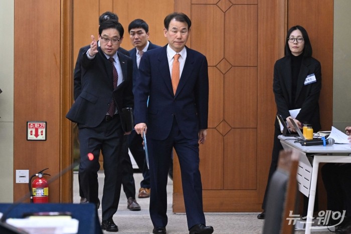 정은보 한국거래소 이사장이 5일 오후 서울 여의도 한국거래소에서 열린 신년 기자간담회에 참석하기 위해 미소를 머금고 자리로 향하고 있다. 사진=강민석 기자 kms@newsway.co.kr