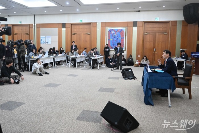 정은보 한국거래소 이사장이 5일 오후 서울 여의도 한국거래소에서 열린 신년 기자간담회에서 신년사를 발표하고 있다. 사진=강민석 기자 kms@newsway.co.kr