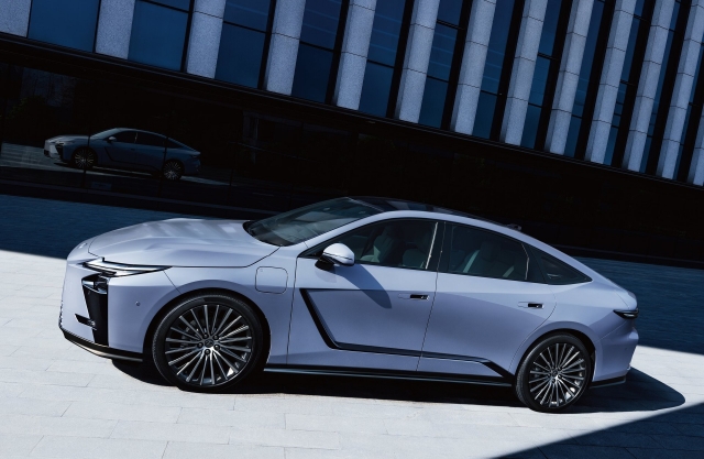 렉서스, 신형 ES 앞세워 '1.5만대' 첫 고지 도전