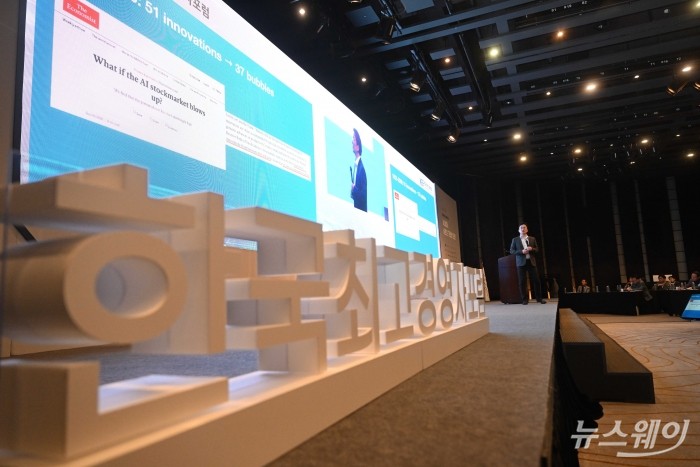 강정수 블루닷AI 연구센터장이 6일 오전 서울 중구 웨스틴조선호텔에서 열린 제4회 한국최고경영자포럼에서 'AI시대, 걷잡을 수 없는 변화에 대비하라'를 주제로 특강하고 있다. 사진=강민석 기자 kms@newsway.co.kr