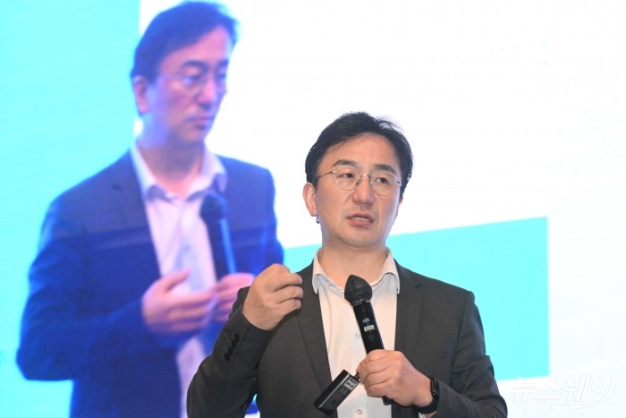 강정수 블루닷AI 연구센터장이 6일 오전 서울 중구 웨스틴조선호텔에서 열린 제4회 한국최고경영자포럼에서 'AI시대, 걷잡을 수 없는 변화에 대비하라'를 주제로 특강하고 있다. 사진=강민석 기자 kms@newsway.co.kr