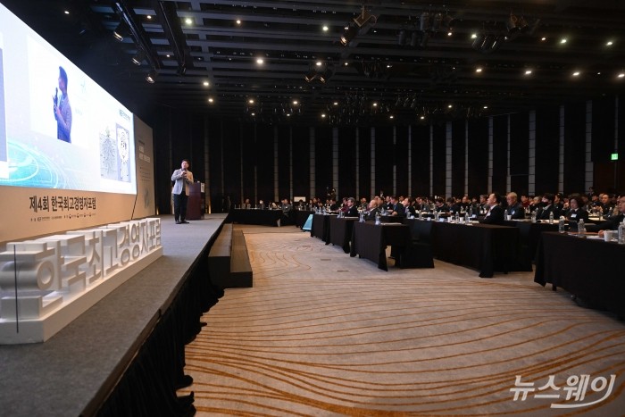 신원근 카카오페이 대표이사가 6일 오전 서울 중구 웨스틴조선호텔에서 열린 제4회 한국최고경영자포럼에서 '스테이블코인과 미래 금융산업의 혁신'을 주제로 특강하고 있다. 사진=강민석 기자 kms@newsway.co.kr