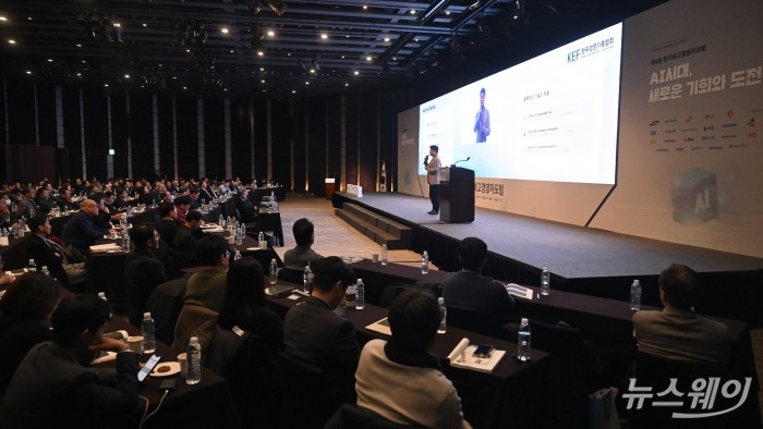 신원근 카카오페이 대표이사가 6일 오전 서울 중구 웨스틴조선호텔에서 열린 제4회 한국최고경영자포럼에서 '스테이블코인과 미래 금융산업의 혁신'을 주제로 특강하고 있다. 사진=강민석 기자 kms@newsway.co.kr