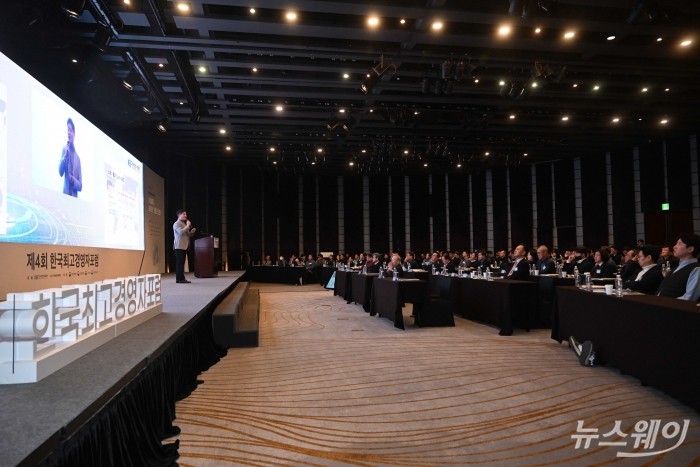 신원근 카카오페이 대표이사가 6일 오전 서울 중구 웨스틴조선호텔에서 열린 제4회 한국최고경영자포럼에서 '스테이블코인과 미래 금융산업의 혁신'을 주제로 특강하고 있다. 사진=강민석 기자 kms@newsway.co.kr