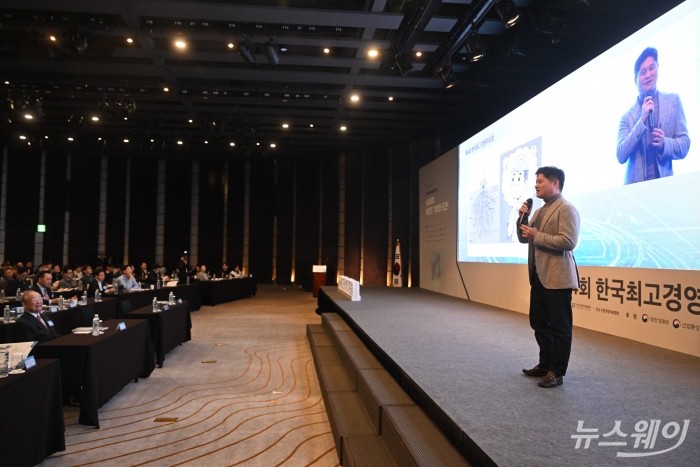 신원근 카카오페이 대표이사가 6일 오전 서울 중구 웨스틴조선호텔에서 열린 제4회 한국최고경영자포럼에서 '스테이블코인과 미래 금융산업의 혁신'을 주제로 특강하고 있다. 사진=강민석 기자 kms@newsway.co.kr