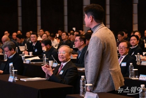 신원근 카카오페이 대표에 박수 보내는 손경식 경총 회장