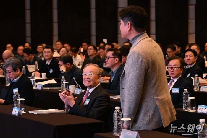 손경식 한국경영자총협회 회장이 6일 오전 서울 중구 웨스틴조선호텔에서 열린 제4회 한국최고경영자포럼에서 미소를 지은 채 '스테이블코인과 미래 금융산업의 혁신' 주제 발표에 나서는 신원근 카카오페이 대표이사에게 박수를 치고 있다. 사진=강민석 기자 kms@newsway.co.kr