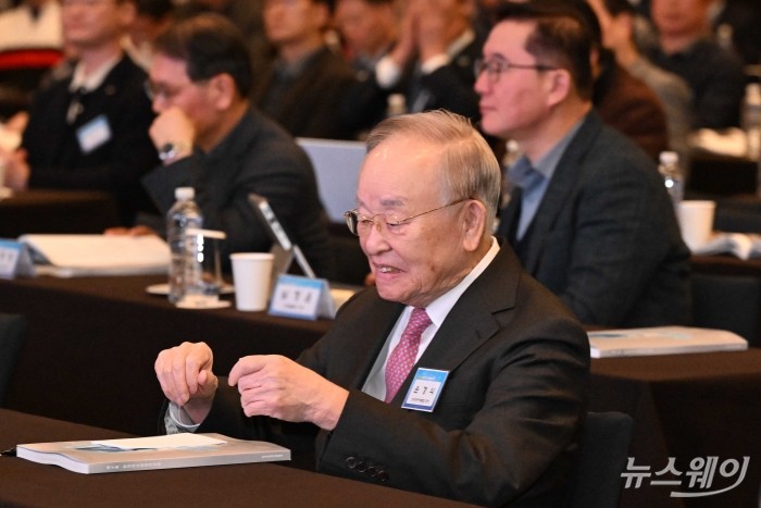 손경식 한국경영자총협회 회장이 6일 오전 서울 중구 웨스틴조선호텔에서 열린 제4회 한국최고경영자포럼에서 신원근 카카오페이 대표이사의 '스테이블코인과 미래 금융산업의 혁신' 주제 발표를 경청하며 미소를 짓고 있다. 사진=강민석 기자 kms@newsway.co.kr