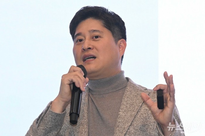 신원근 카카오페이 대표이사가 6일 오전 서울 중구 웨스틴조선호텔에서 열린 제4회 한국최고경영자포럼에서 '스테이블코인과 미래 금융산업의 혁신'을 주제로 특강하고 있다. 사진=강민석 기자 kms@newsway.co.kr