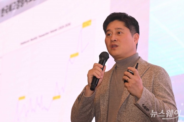 신원근 카카오페이 대표이사가 6일 오전 서울 중구 웨스틴조선호텔에서 열린 제4회 한국최고경영자포럼에서 '스테이블코인과 미래 금융산업의 혁신'을 주제로 특강하고 있다. 사진=강민석 기자 kms@newsway.co.kr