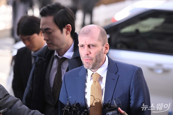 국회증언감정법 위반 혐의를 받고 있는 해럴드 로저스 쿠팡 한국법인 임시 대표가 6일 오후 마포구 서울경찰청 광역수사단 반부패수사대에 피의자 신분으로 출석하고 있다. 사진=강민석 기자 kms@newsway.co.kr