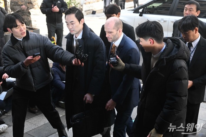 (오른쪽 두 번째)국회증언감정법 위반 혐의를 받고 있는 해럴드 로저스 쿠팡 한국법인 임시 대표가 6일 오후 마포구 서울경찰청 광역수사단 반부패수사대에 피의자 신분으로 출석하고 있다. 사진=강민석 기자 kms@newsway.co.kr