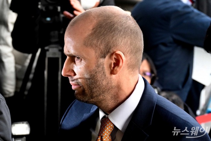 국회증언감정법 위반 혐의를 받고 있는 해럴드 로저스 쿠팡 한국법인 임시 대표가 6일 오후 마포구 서울경찰청 광역수사단 반부패수사대에 피의자 신분으로 출석하고 있다. 사진=강민석 기자 kms@newsway.co.kr