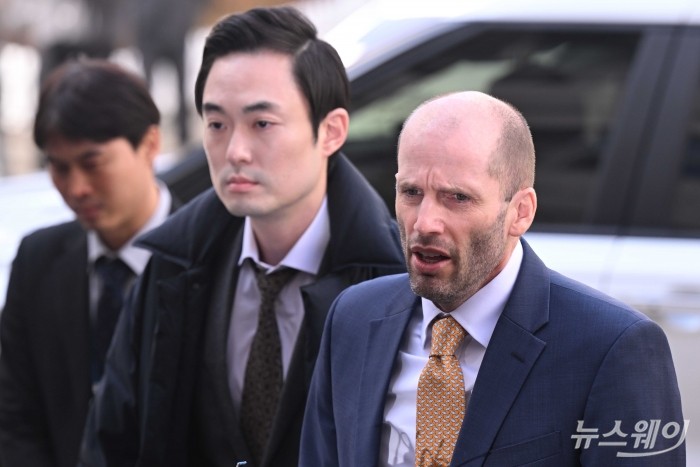 국회증언감정법 위반 혐의를 받고 있는 해럴드 로저스 쿠팡 한국법인 임시 대표가 6일 오후 마포구 서울경찰청 광역수사단 반부패수사대에 피의자 신분으로 출석하고 있다. 사진=강민석 기자 kms@newsway.co.kr