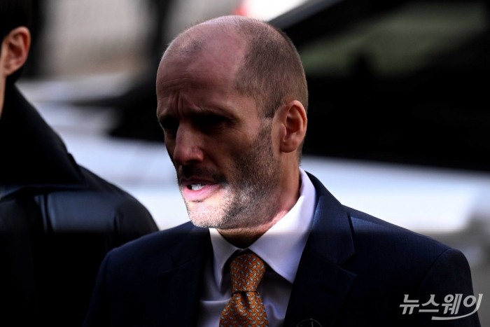 국회증언감정법 위반 혐의를 받고 있는 해럴드 로저스 쿠팡 한국법인 임시 대표가 6일 오후 마포구 서울경찰청 광역수사단 반부패수사대에 피의자 신분으로 출석하며 취재진의 질문에 답변을 하고 있다. 사진=강민석 기자 kms@newsway.co.kr