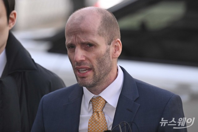 '국회 위증' 혐의···두 번째 경찰 출석한 로저스 해럴드 쿠팡 대표