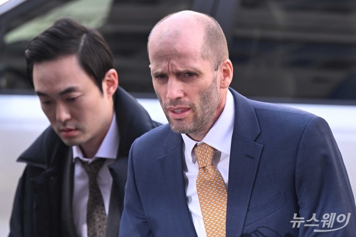 국회증언감정법 위반 혐의를 받고 있는 해럴드 로저스 쿠팡 한국법인 임시 대표가 6일 오후 마포구 서울경찰청 광역수사단 반부패수사대에 피의자 신분으로 출석하며 취재진의 질문에 답변을 하고 있다. 사진=강민석 기자 kms@newsway.co.kr