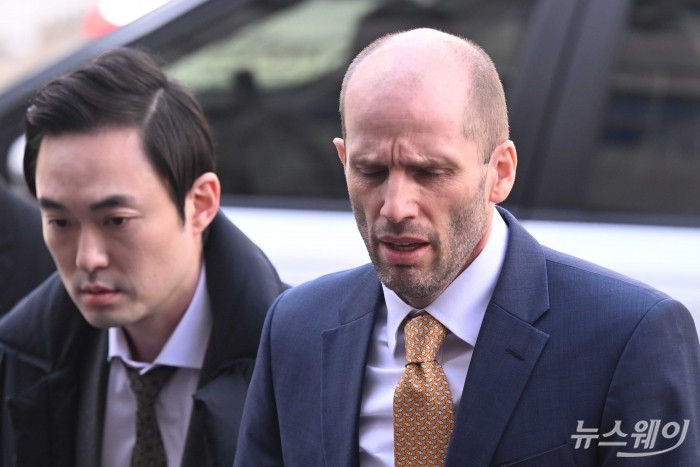 국회증언감정법 위반 혐의를 받고 있는 해럴드 로저스 쿠팡 한국법인 임시 대표가 6일 오후 마포구 서울경찰청 광역수사단 반부패수사대에 피의자 신분으로 출석하며 취재진의 질문에 답변을 하던 중 잠시 눈 감고 있다. 사진=강민석 기자 kms@newsway.co.kr