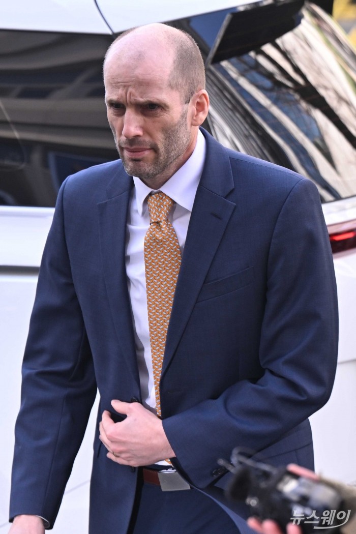 국회증언감정법 위반 혐의를 받고 있는 해럴드 로저스 쿠팡 한국법인 임시 대표가 굳은 표정을 짓고 6일 오후 마포구 서울경찰청 광역수사단 반부패수사대에 피의자 신분으로 출석하고 있다. 사진=강민석 기자 kms@newsway.co.kr