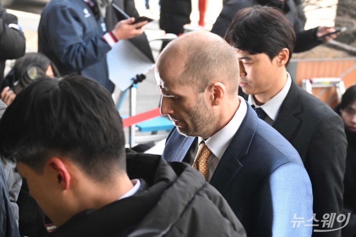 국회증언감정법 위반 혐의를 받고 있는 해럴드 로저스 쿠팡 한국법인 임시 대표가 굳은 표정을 짓고 6일 오후 마포구 서울경찰청 광역수사단 반부패수사대에 피의자 신분으로 출석하고 있다. 사진=강민석 기자 kms@newsway.co.kr