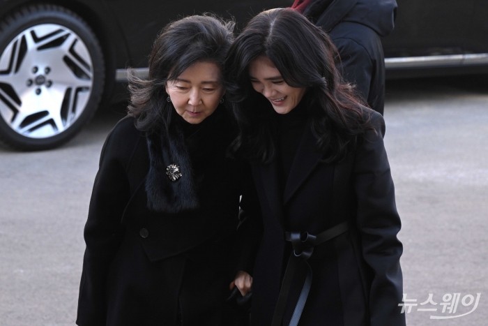 (오른쪽)이부진 호텔신라 대표이사 사장 겸 두을장학재단 이사장과 홍라영 전 삼성미술관 리움 총괄부관장이 9일 오전 서울 강남구 휘문고등학교에서 열린 이 사장의 아들 임동현 군 졸업식에 참석하기 위해 이동하고 있다. 사진=강민석 기자 kms@newsway.co.kr