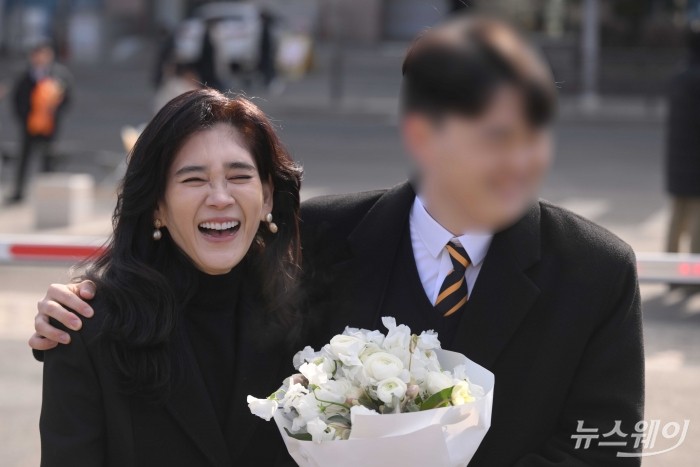 (왼쪽)이부진 호텔신라 대표이사 사장 겸 두을장학재단 이사장과 아들 임동현 군이 9일 오전 서울 강남구 휘문고등학교에서 열린 아들 졸업식을 마친 뒤 야외로 나와 미소를 짓고 있다. 사진=강민석 기자 kms@newsway.co.kr