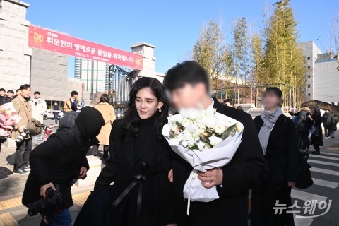 '고생한 만큼 빛난다'···서울대 합격한 아들 졸업식 찾은 이부진 호텔신라 대표