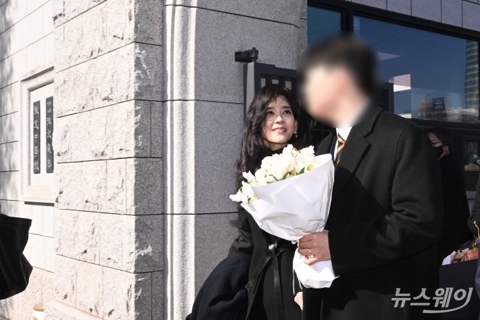 (왼쪽)이부진 호텔신라 대표이사 사장 겸 두을장학재단 이사장과 아들 임동현 군이 9일 오전 서울 강남구 휘문고등학교에서 열린 아들 졸업식을 마친 뒤 정문을 나서고 있다. 사진=강민석 기자 kms@newsway.co.kr