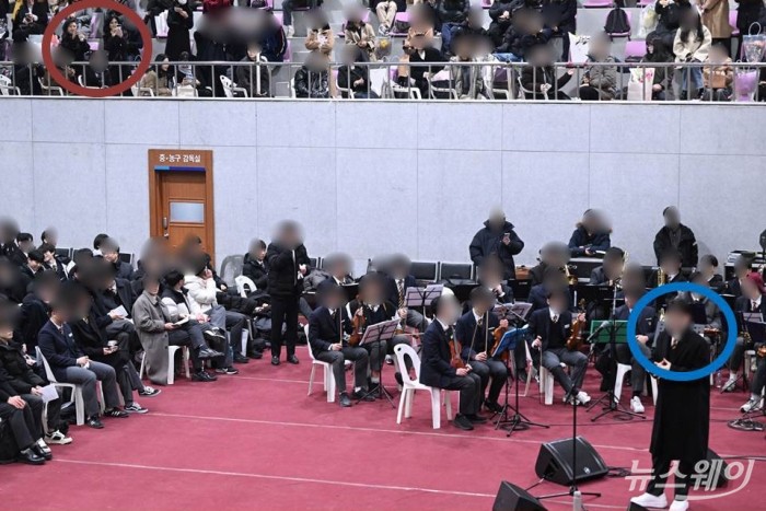 (붉은 동그라미 표시 오른쪽)이부진 호텔신라 대표이사 사장 겸 두을장학재단 이사장과 홍라영 전 삼성미술관 리움 총괄부관장이 9일 오전 서울 강남구 휘문고등학교에서 열린 이 사장의 아들 임동현 군 졸업식에 참석해 (파란 동그라미 표시 오른쪽)교내 밴드 활동을 한 아들의 보컬 공연을 관람하고 있다. 사진=강민석 기자 kms@newsway.co.kr