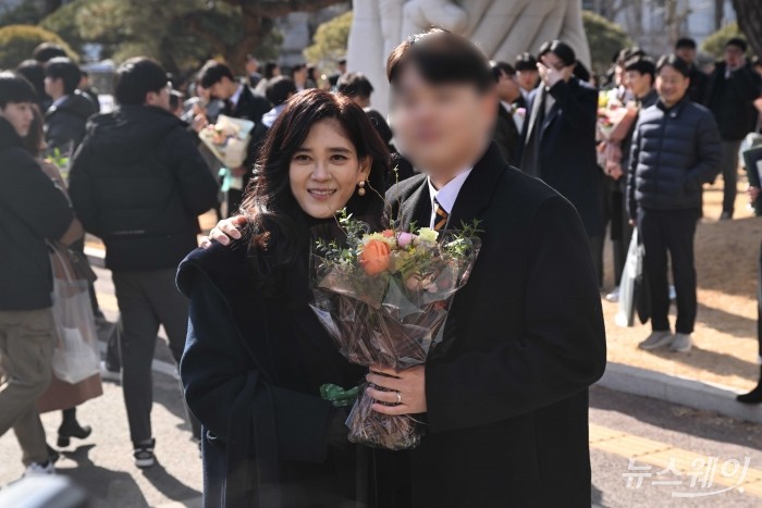 이부진 호텔신라 대표이사 사장 겸 두을장학재단 이사장과 아들 임동현 군이 9일 오전 서울 강남구 휘문고등학교에서 졸업식을 마친 뒤 야외로 나와 기념촬영을 하고 있다. 사진=강민석 기자 kms@newsway.co.kr