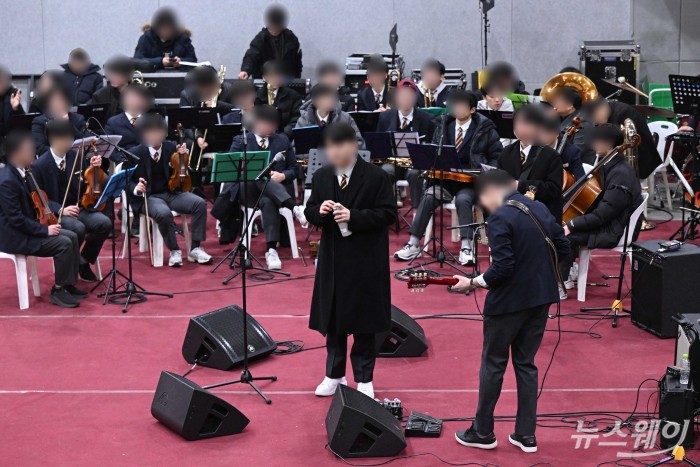 (중앙)이부진 호텔신라 대표이사 사장 겸 두을장학재단 이사장의 아들 임동현 군이 9일 오전 서울 강남구 휘문고등학교에서 열린 졸업식에서 공연을 연습하며 잠깐 휴식을 취하고 있다. 사진=강민석 기자 kms@newsway.co.kr